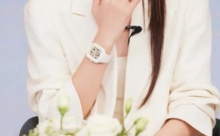 女孩迈开腿让男孩给她打扑克